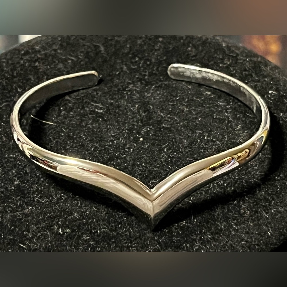 Avon “Avant” 70’s cuff bracelet size 6, new old stock - Picture 2 of 6